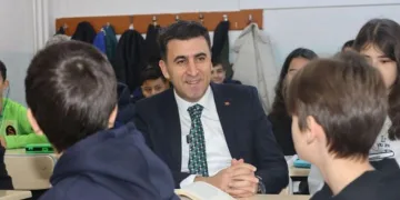 Öğrencilerle voleybol oynadı, kitap okudu
