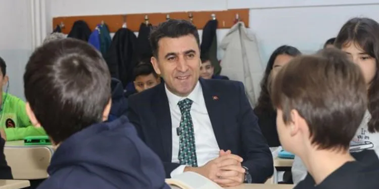 Öğrencilerle voleybol oynadı, kitap okudu
