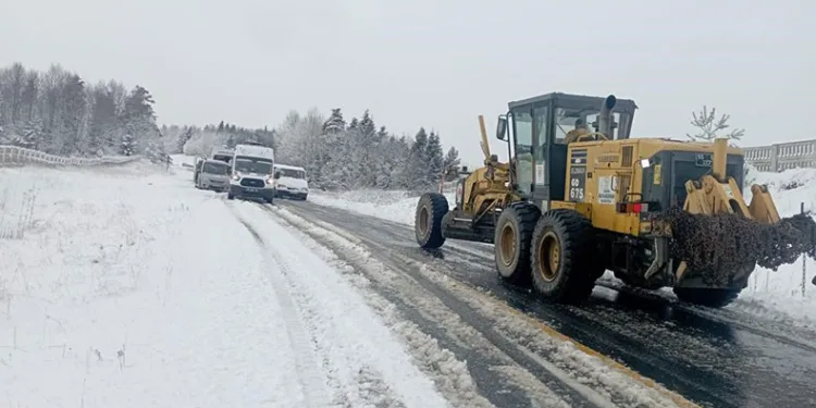 Kapanan 42 kırsal mahalle yolu açıldı