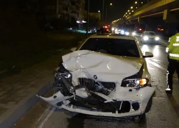 ‘U’ dönüşü yapan otomobile arkadan çarptı