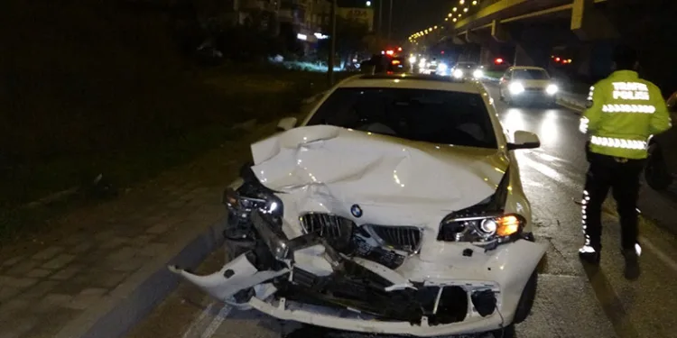 ‘U’ dönüşü yapan otomobile arkadan çarptı