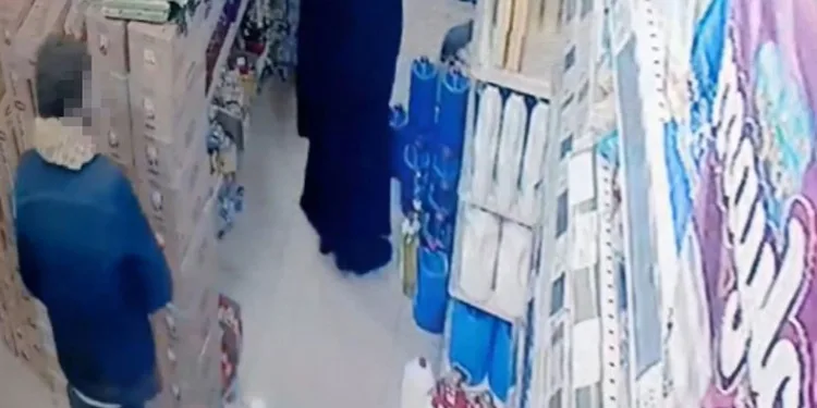 Çaldığı ürünleri göğsüne sakladı