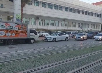 Boşanma davasını kazanınca sevinçten lokma dağıttı