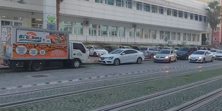 Boşanma davasını kazanınca sevinçten lokma dağıttı