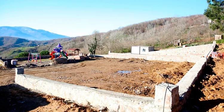 Eşme Ahmediye’ye futbol sahası