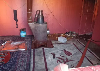 Çakmakla oynadığı sırada evi yaktı