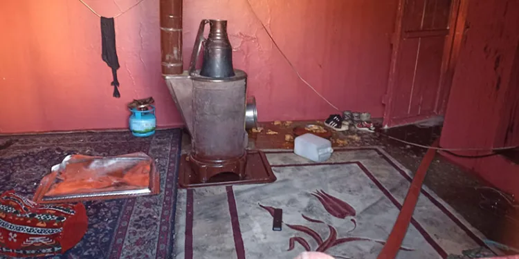 Çakmakla oynadığı sırada evi yaktı