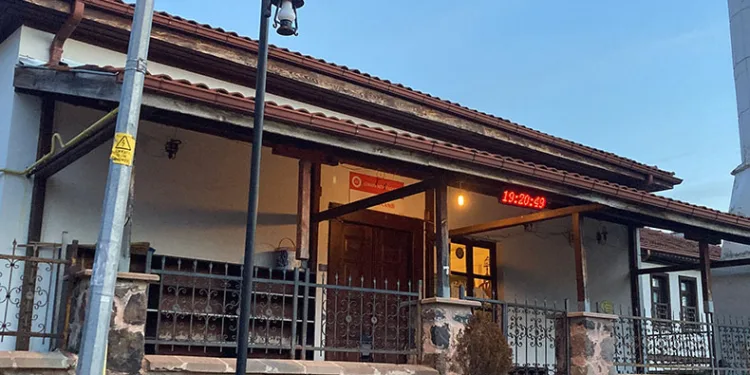 Timuri Camii, kendine hayran bırakıyor