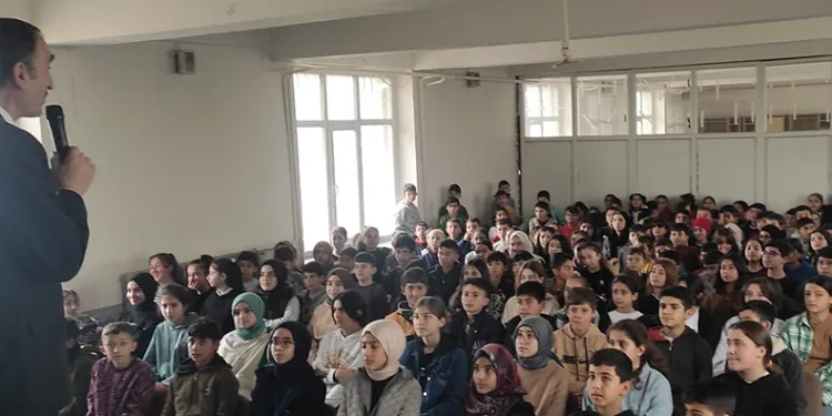 Sağlık çalışanlarından öğrencilere kitap desteği