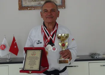 64 yaşında gençlere taş çıkartıyor