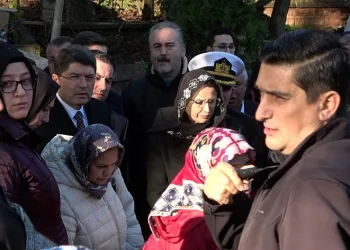 Adalet Bakanı Tunç’un gözleri önünde baygınlık geçirdi