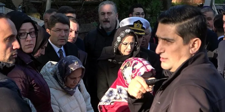 Adalet Bakanı Tunç’un gözleri önünde baygınlık geçirdi