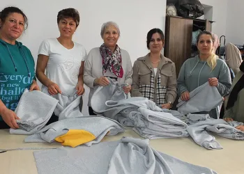 Gazzeli çocuklar için giysi dikiyorlar