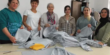Gazzeli çocuklar için giysi dikiyorlar