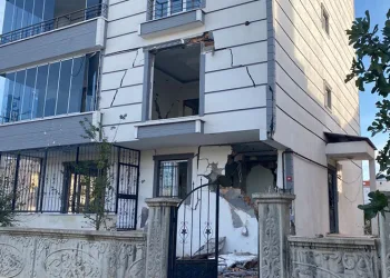 Orta hasarlı binanın bahçe kapısı çalındı