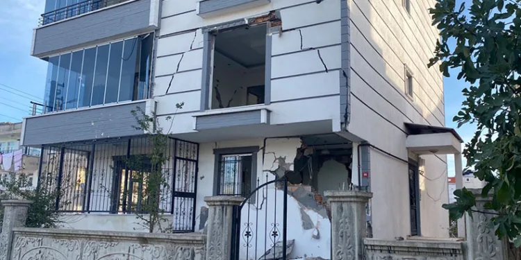Orta hasarlı binanın bahçe kapısı çalındı
