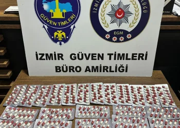Sokakta seyyar eczacı gibi torbacı