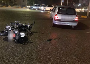 Motosikletle otomobil çarpıştı