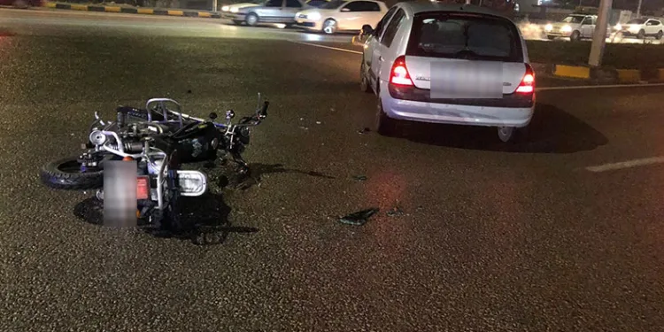 Motosikletle otomobil çarpıştı