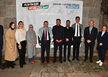 Genç, Filistinli öğrencilerle buluştu