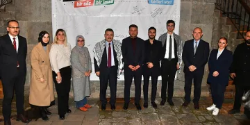 Genç, Filistinli öğrencilerle buluştu