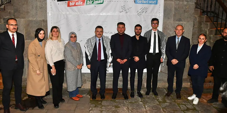 Genç, Filistinli öğrencilerle buluştu