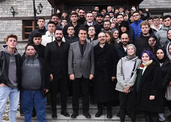 Başkan Dündar, Uludağ’ın zirvesinde gençlerle buluştu