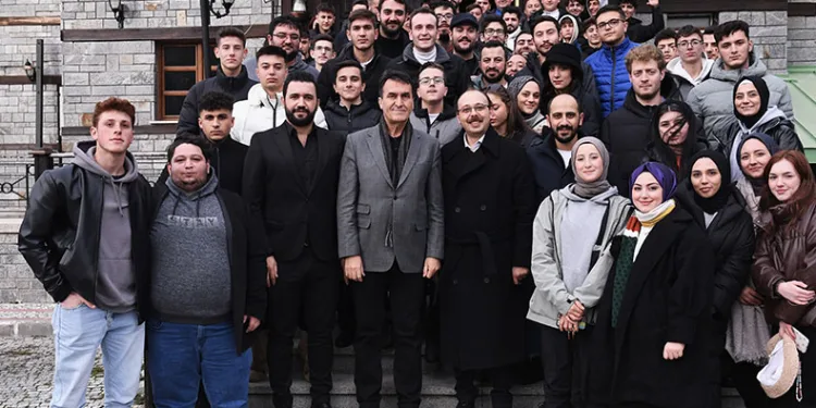 Başkan Dündar, Uludağ’ın zirvesinde gençlerle buluştu