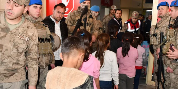 Öğrenciler yedikleri yemekten zehirlendi