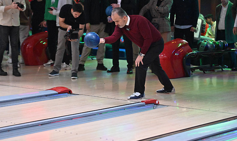 Bursa’da liseliler bowlingle stres atıyor