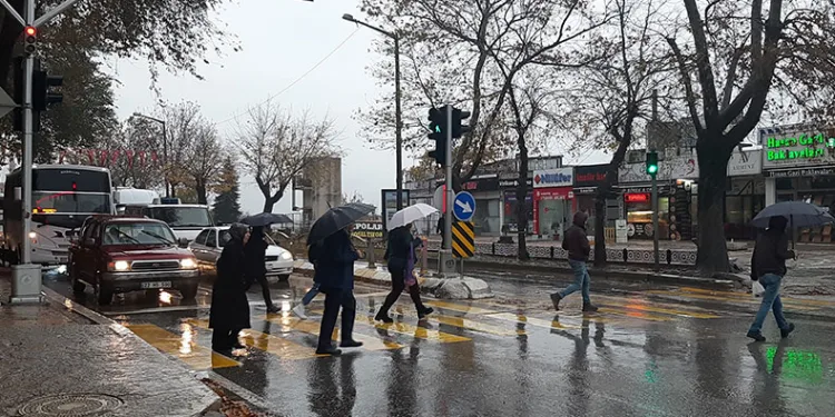 Etkili olan sağanak vatandaşları sevindirdi