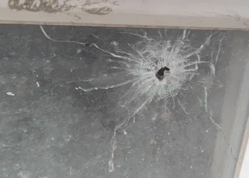 Büfeye taş ve silahla saldırı kamerada