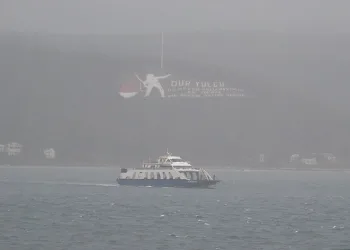 Gökçeada’ya feribot seferlerine fırtına engeli