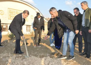 Fidanlar toprakla buluşuyor