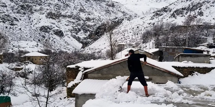 Girlevik Şelalesi beyaza büründü
