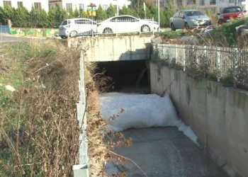 Esenyurt’taki dere yine köpürdü