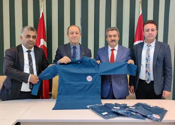 Modacı öğrenciler sağlıkçılara kıyafet tasarladı