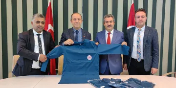 Modacı öğrenciler sağlıkçılara kıyafet tasarladı
