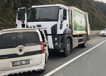 Çöp kamyonu ve hafif ticari araç çarpıştı