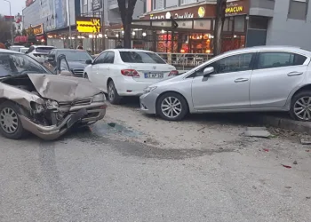 Otomobil park halindeki araçlara çaptı
