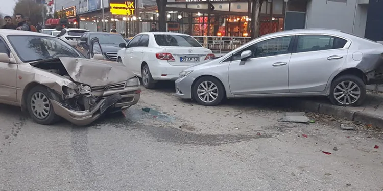 Otomobil park halindeki araçlara çaptı