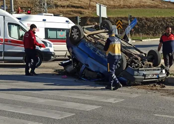 Kontrolden çıkan otomobil devrildi