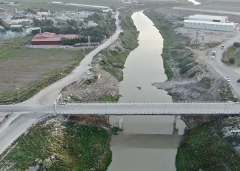 Hasar alan köprünün enkazı kaldırıldı