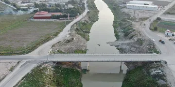 Hasar alan köprünün enkazı kaldırıldı