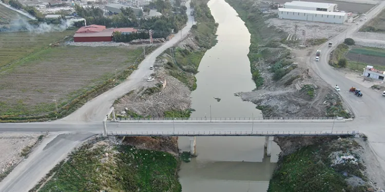 Hasar alan köprünün enkazı kaldırıldı
