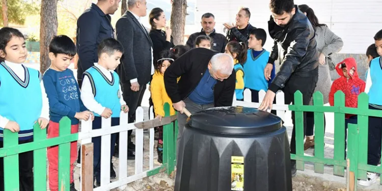 Organik atıklar gübreye dönüştürülüyor