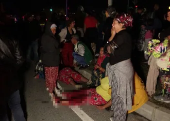 Otomobil çarptıktan sonra üzerinden 2 araç geçti