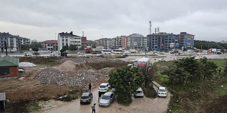 Çareyi yolu kapatmakta buldu