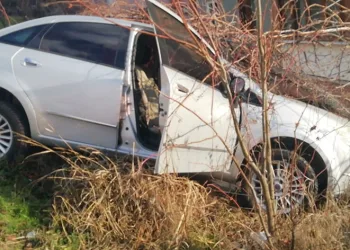 Otomobil istinat duvarında asılı kaldı