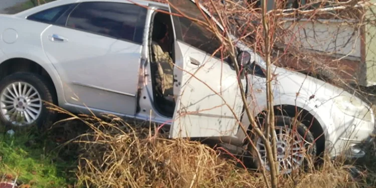 Otomobil istinat duvarında asılı kaldı